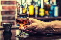 Alcoholische hepatitis ontstaat door overmatig alcoholgebruik / Bron: Marian Weyo/Shutterstock.com